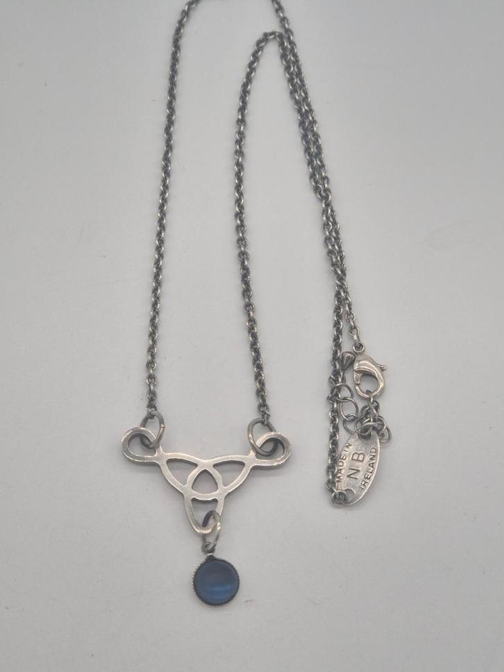 Zilverkleurige Keltische Ketting met Blauwe Steen, Sieraden, Tassen en Uiterlijk, Kettingen, Gebruikt, Overige materialen, Zilver