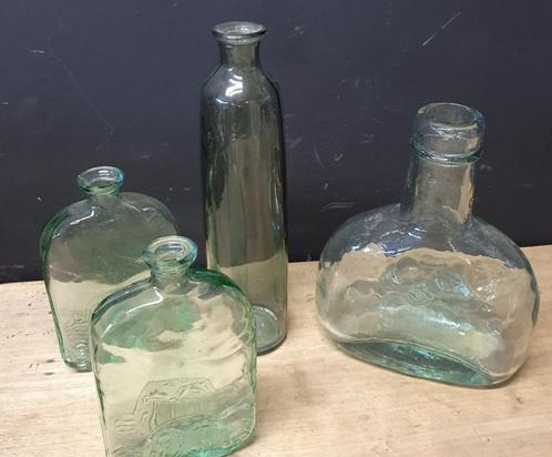 Vintage glazen flessen met licht groen er in groene fles, Huis en Inrichting, Woonaccessoires | Vazen, Zo goed als nieuw, Groen