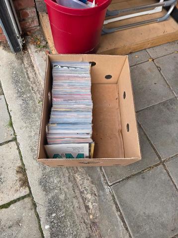 Halve doos met singles  beschikbaar voor biedingen