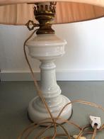 Antieke lamp met roze kap en witte voet - Sfeervol Lichtpunt, Ophalen