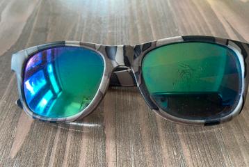 Stoere kinder zonnebril met camouflage print beschikbaar voor biedingen