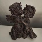 Beeld, kindje met engeltje bruin/brons kleurig, Tuin en Terras, Tuinbeelden, Ophalen of Verzenden, Kunststof, Overige typen
