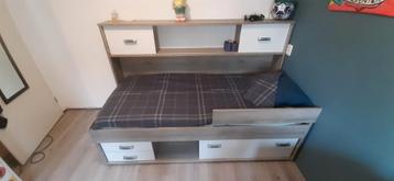 Bed met bedkast 90x200 incl. lattenbodem beschikbaar voor biedingen