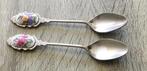 Twee zilverkleurige theelepels met bloemenmotief, Ophalen of Verzenden