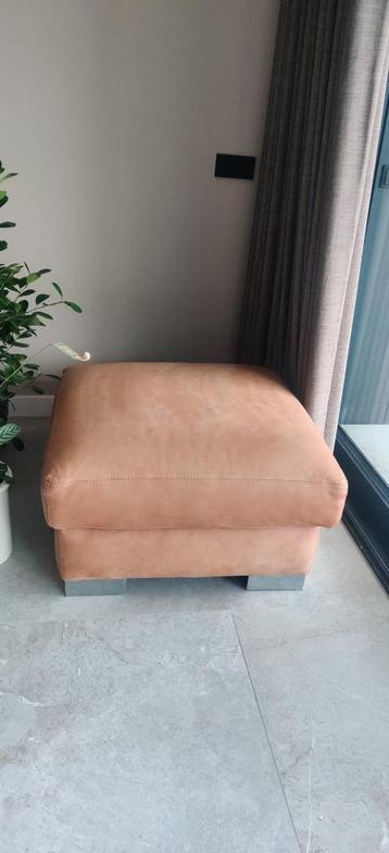 Leren poef 70x70cm (voetmaat)  beschikbaar voor biedingen