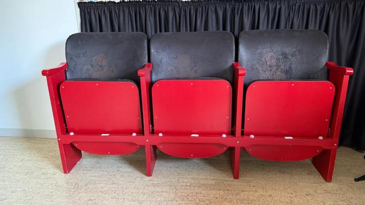 klapstoelen uit Concertgebouw 3 aan elkaar, Huis en Inrichting, Stoelen, Gebruikt, Drie, Hout, Rood, Ophalen