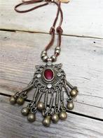 Prachtige oude Banjaran Afgaanse Kuchi hanger met rood glas., Ophalen of Verzenden, Overige materialen, Ketting
