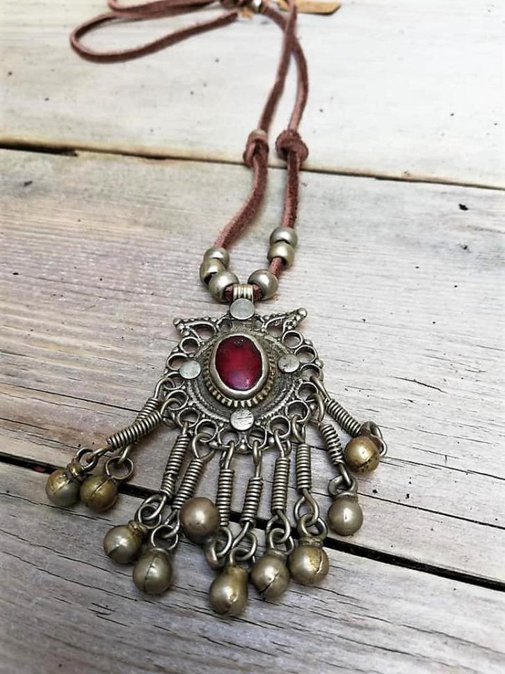 Prachtige oude Banjaran Afgaanse Kuchi hanger met rood glas., Sieraden, Tassen en Uiterlijk, Antieke sieraden, Ketting, Overige materialen