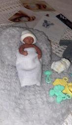 Minature siliconen baby met toebehoren, Ophalen of Verzenden, Zo goed als nieuw, Pop, Levensecht of Reborn