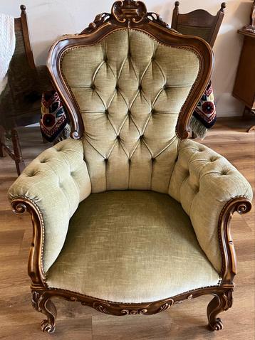 Antieke fauteuil met groene bekleding beschikbaar voor biedingen