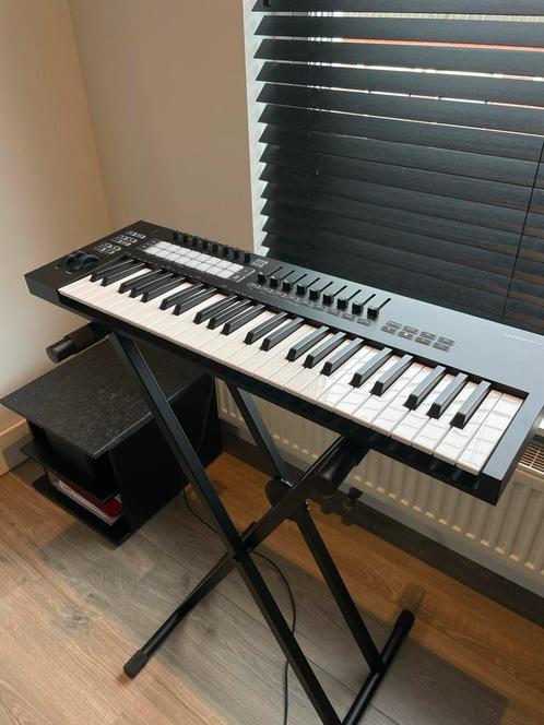 Launchkey 49 MK3 met statief, Muziek en Instrumenten, Midi-apparatuur, Zo goed als nieuw, Ophalen