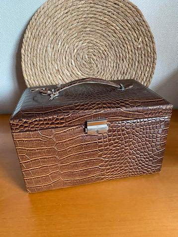 Vintage sieradenbox met spiegel beschikbaar voor biedingen