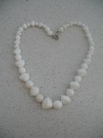 Korte Kralen Ketting Wit Bewerkt Motief Vintage, Ophalen of Verzenden, Overige materialen, Ketting