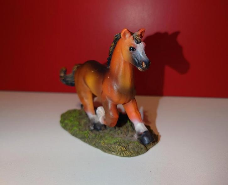 Beeld beeldje paard pony in draf op gras, Verzamelen, Beelden en Beeldjes, Zo goed als nieuw, Ophalen of Verzenden
