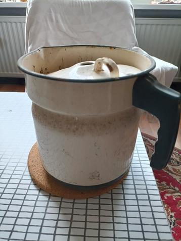 Vintage Emaille Kookpan met Deksel en bakaliete greep beschikbaar voor biedingen