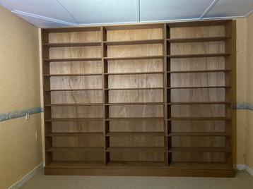 Houten Boekenkast beschikbaar voor biedingen