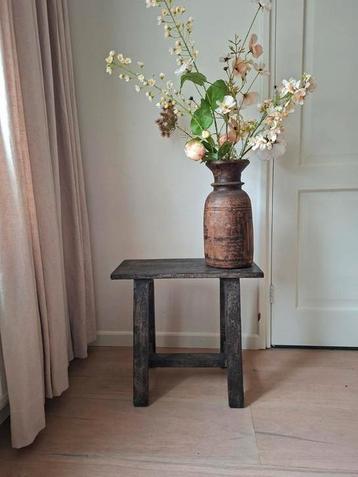 Stoer sober landelijk houten krukje beschikbaar voor biedingen