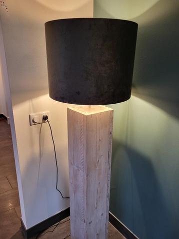Stoere houten vloerlampen met velours kap beschikbaar voor biedingen