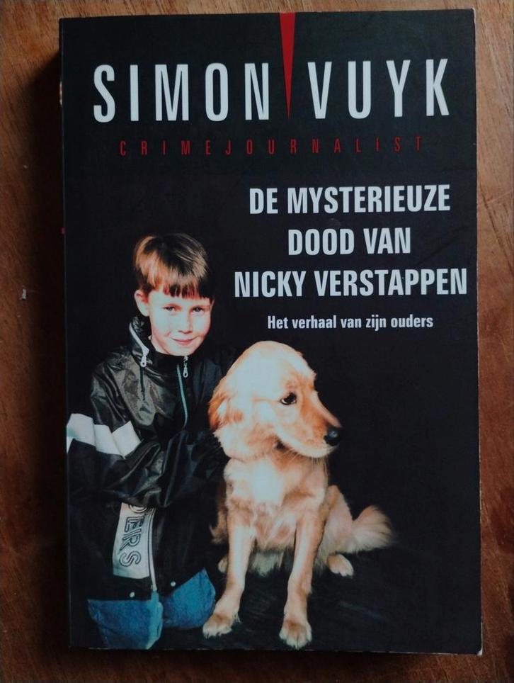 De Mysterieuze Dood van Nicky Verstappen - Simon Vuyk, Boeken, Detectives, Zo goed als nieuw, Ophalen of Verzenden