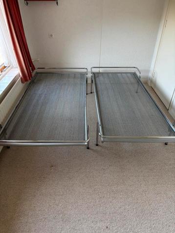 Twee Vintage Bauhaus buisframe bedden bed spiraal beschikbaar voor biedingen