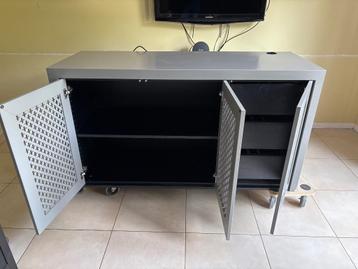 Mooie kast/tv meubel  beschikbaar voor biedingen