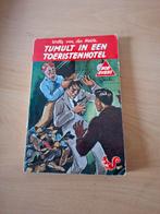 Tumult in een Toeristenhotel - Willy van der Heide, Ophalen of Verzenden, Gelezen, Willy van der Heide, Tv-bewerking