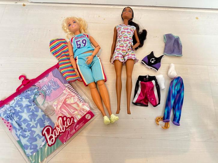 Barbie fashionista kledingsetjes nieuw kleding setje, Kinderen en Baby's, Speelgoed | Poppen, Zo goed als nieuw, Barbie, Ophalen of Verzenden