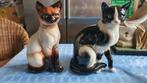 Twee gesigneerde Grote Goebel katten beelden een Bruine witt, Antiek en Kunst, Ophalen