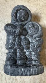 Beeldje van een inuit moeder met kind, Canada, Edmund Wolf, Antiek en Kunst, Ophalen of Verzenden