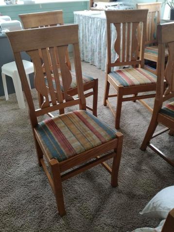 6 Eikenhouten stoelen met stoffen bekleding beschikbaar voor biedingen
