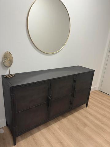 Industriële dressoir beschikbaar voor biedingen