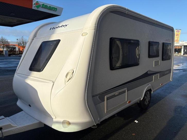 Hobby de Luxe 460 UFE met mover - modeljaar 2012, Caravans en Kamperen, Caravans, Particulier, tot en met 4, 1000 - 1250 kg, Rondzit