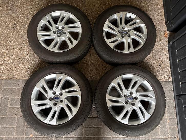 Volvo 'Valder' velgen + Continental winterbanden 235/55 R17, Auto-onderdelen, Banden en Velgen, Banden en Velgen, Winterbanden
