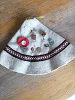 Oostenrijks hoedje met speldjes, Ophalen of Verzenden, Gebruikt, Overige onderwerpen, Speldje of Pin