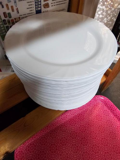 Witte porseleinen borden - stapel, Huis en Inrichting, Keuken | Servies, Zo goed als nieuw, Bord(en), Effen, Porselein, Ophalen of Verzenden