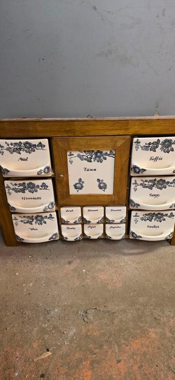 Oude kruidenkast met keramische lades beschikbaar voor biedingen