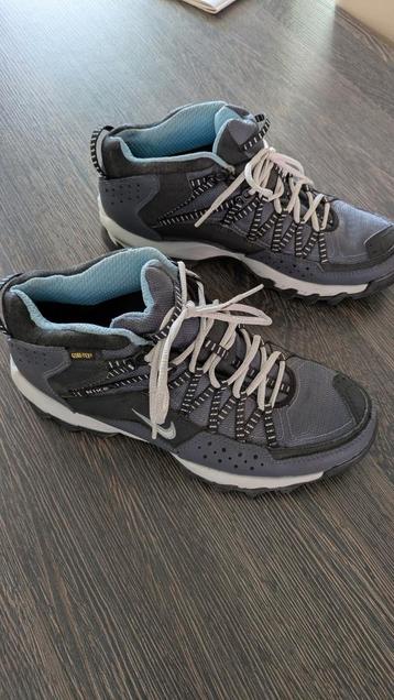 Nike dames wandelschoen, amper gedragen beschikbaar voor biedingen