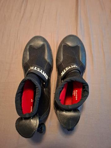 Surfschoenen maat 37 in nette gebruikte staat beschikbaar voor biedingen