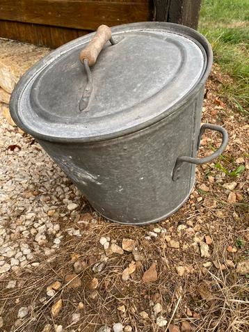 Brocante zinken Franse asemmer/vuilnisbak met los deksel beschikbaar voor biedingen