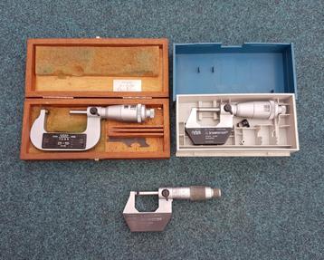 Schroefmaten, meetklokken en statief beschikbaar voor biedingen