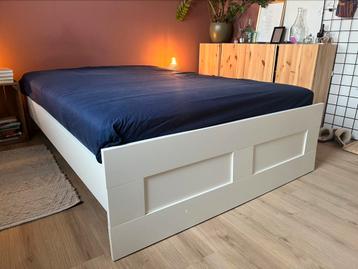 Bed + lattenbodems + 4 seizoenen dekbed + matras