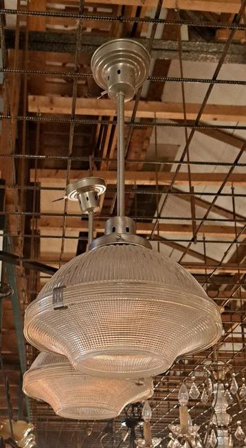 Mooie Holophane glazen hanglampen 30 cm doorsnee 60 cm lang beschikbaar voor biedingen