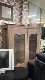 Vitrinekast bruin met 2 deuren en lades helemaal nieuw!, Huis en Inrichting, Kasten | Vitrinekasten, 100 tot 150 cm, Nieuw, Ophalen of Verzenden