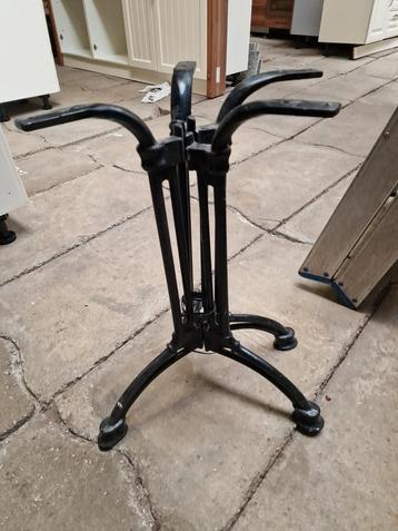 Gietijzeren tafel onderstel horeca terras tafel evt met blad beschikbaar voor biedingen