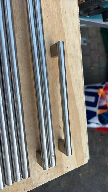 Rvs grepen (vanaf een keuken) beschikbaar voor biedingen