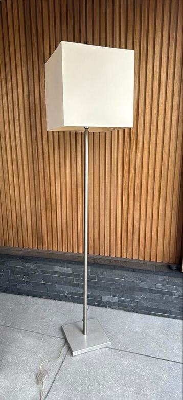 Staande design lamp RVS voet, stoffen gebroken witte kap