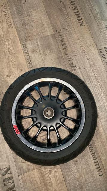 Vespa sprint velg beschikbaar voor biedingen