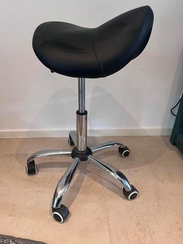 Zadelkruk met wieltjes – verstelbaar en comfortabel beschikbaar voor biedingen