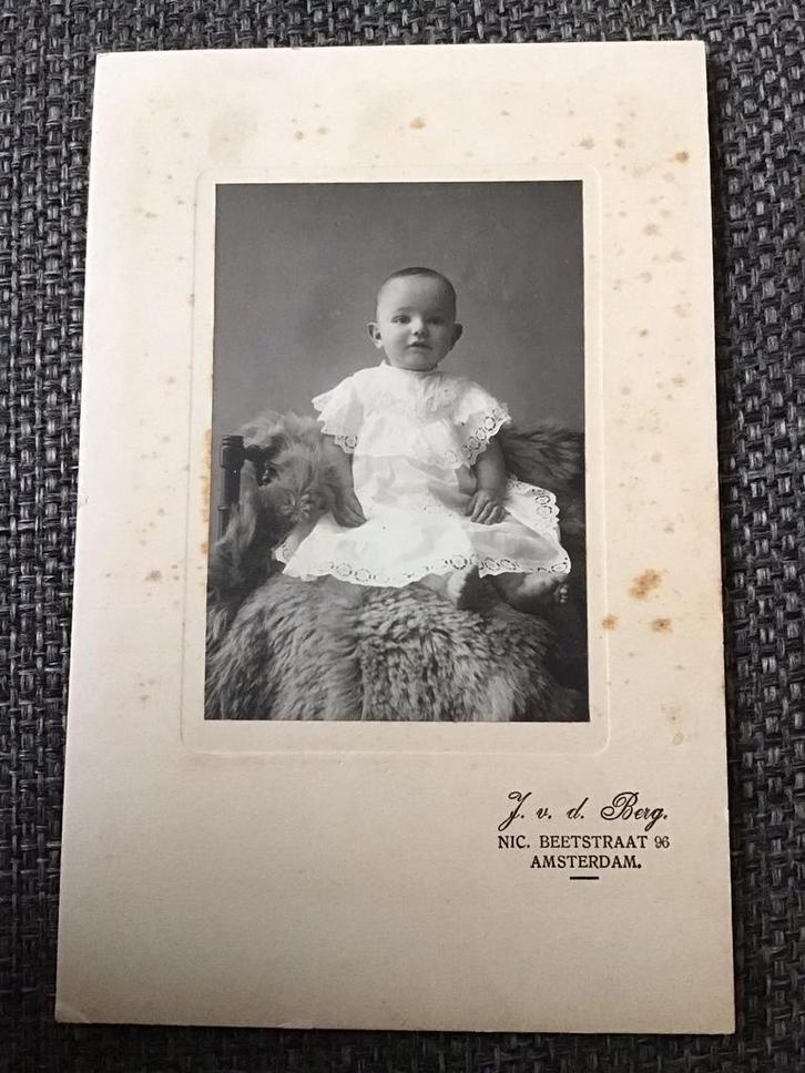 Kabinetfoto, Kind, J. v.d. Berg, Amsterdam, Antieke foto, Verzamelen, Foto's en Prenten, Gebruikt, Foto, Kind, Voor 1940, Ophalen of Verzenden