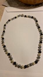Ketting van witte en grijze parels en zwart git kralen, Ophalen of Verzenden, Overige materialen, Ketting, Met edelsteen